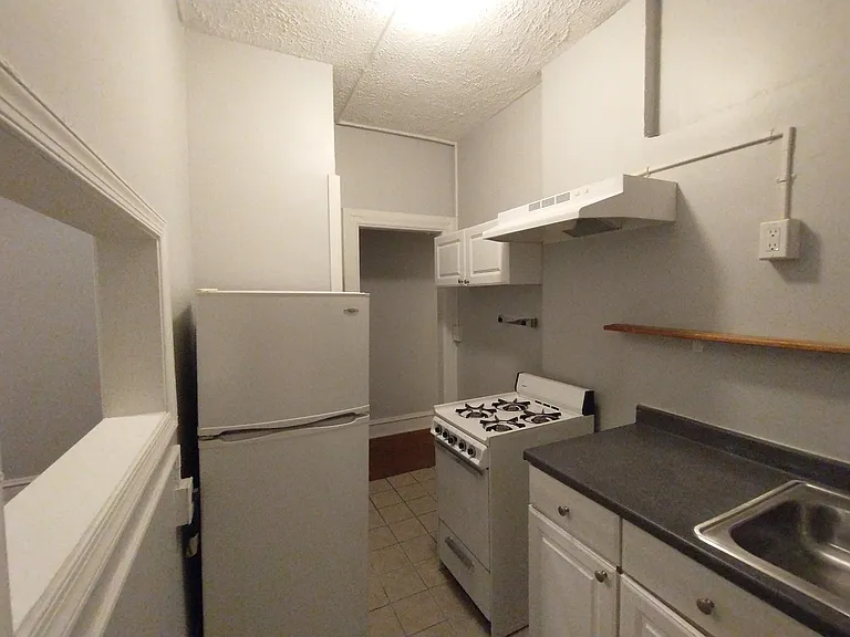 Hampton Court Apartments — Photo 12