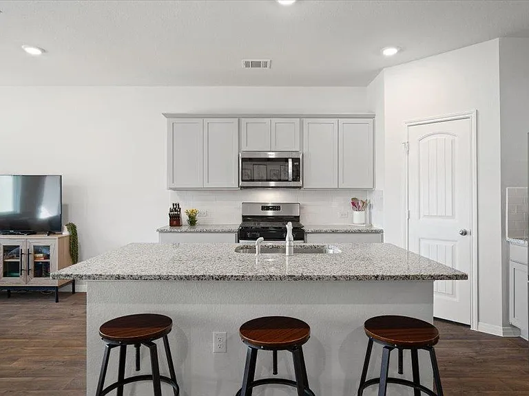 209 Connor Ln — Photo 8