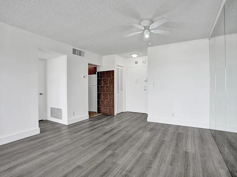 900 NE 18th Ave #1004 — Photo 11