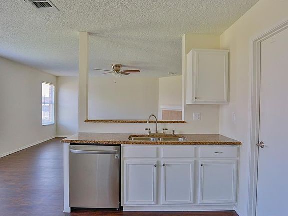 3rd image of 208 Crystalwood Dr