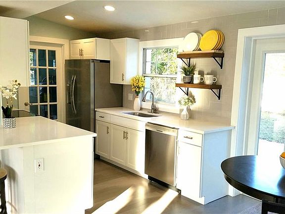2nd image of 5581 Pershing St NE