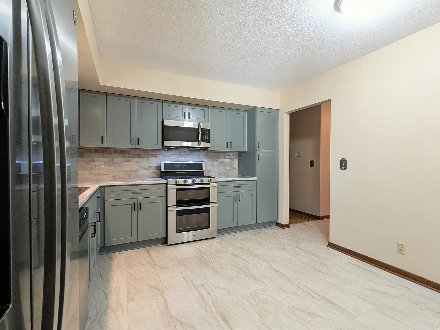 3 bed, 1300 sqft, $2,395 — Photo 3