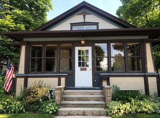 610 Forest Ave, Elgin, IL 60120