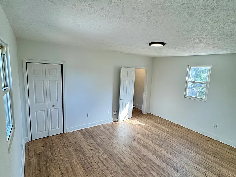 140 Grove Ave — Photo 2