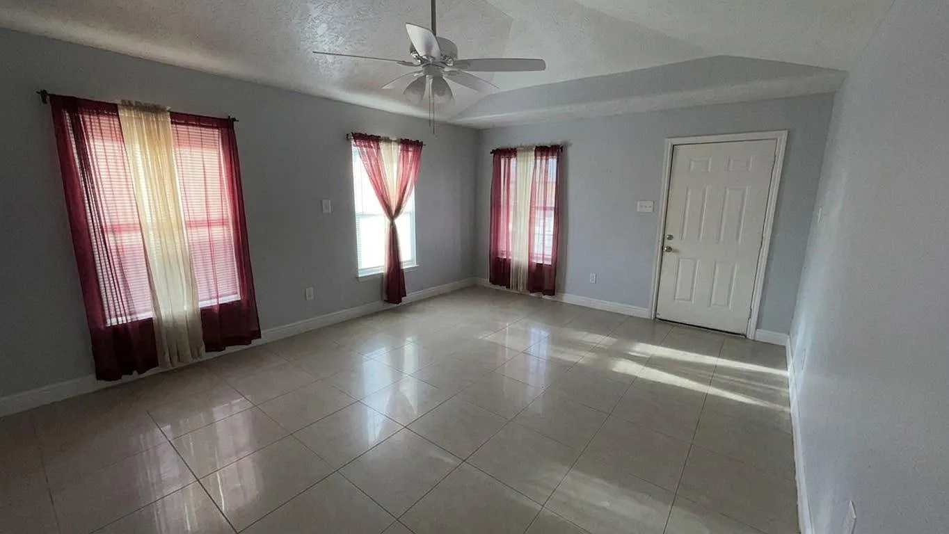 3 bed, 2.5 bath, 1200 sqft, $1,500 — Photo 2
