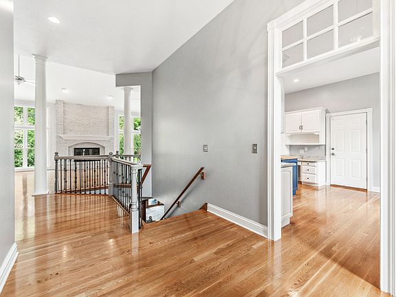 3rd image of 3302 Greenwood Ln