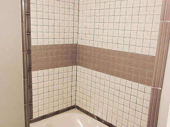 Tile shower surround 