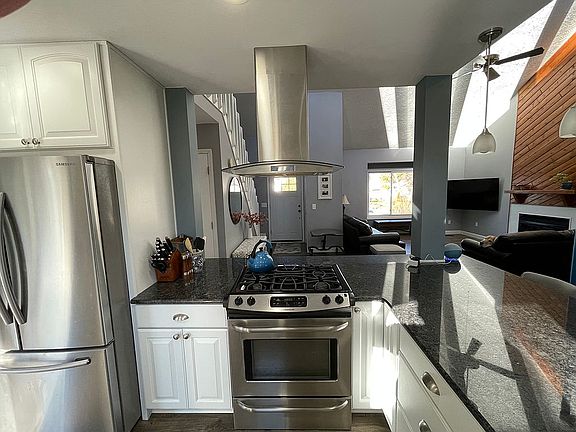 3rd image of 293 Woodlake Dr