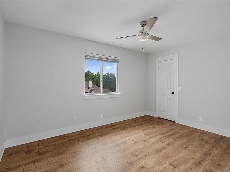 1203 Thackeray Ln — Photo 28