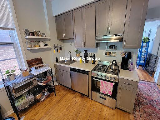 5th image of 2042 W Homer St #1
