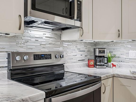 3rd image of 1000 41st Ave NE APT 119
