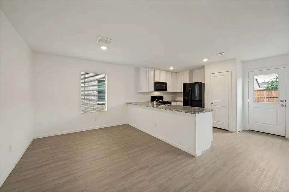 4 bed, 2.5 bath, 2056 sqft, $2,399 — Photo 3