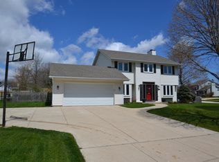 632 E Bridlewood Ln, Oak Creek, WI 53154