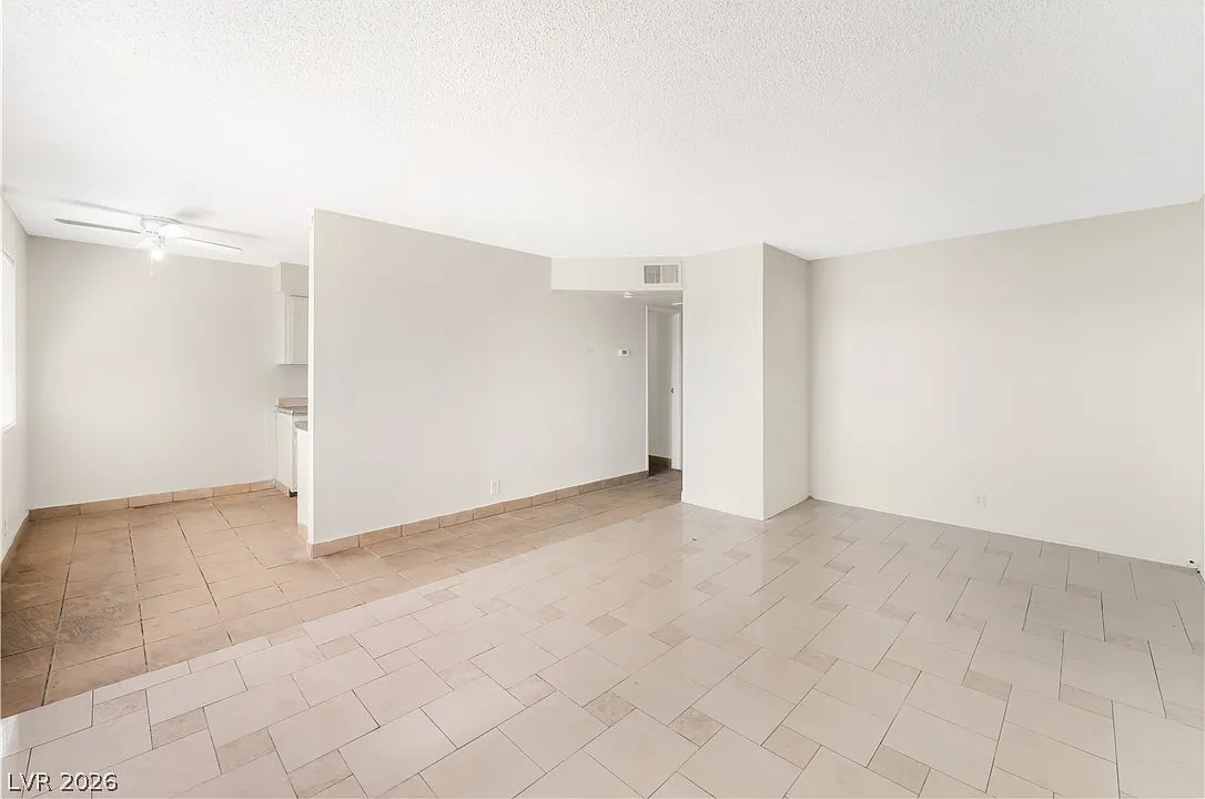 2 bed, 1.0 bath, 3196 sqft, $1,095 — Photo 3