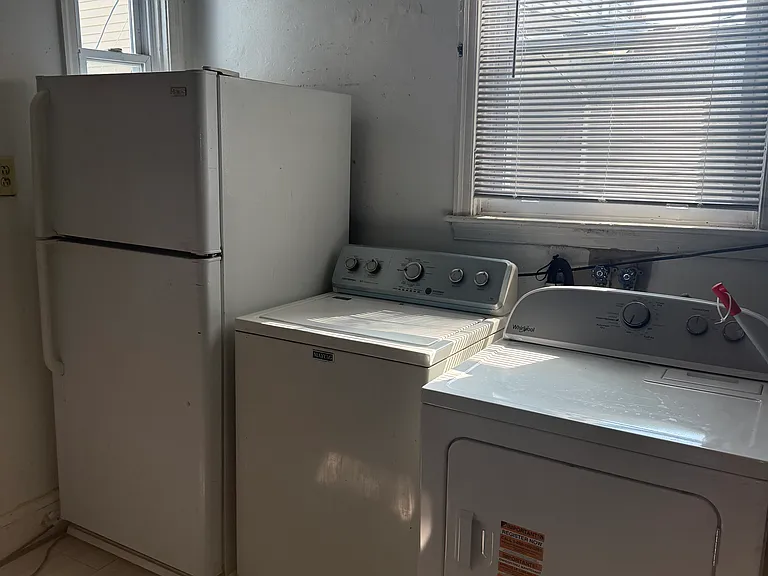 Kitchen w/ full size washer and dryer