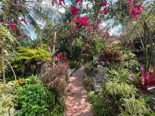 6045 W 10th Ave, Hialeah, FL 33012