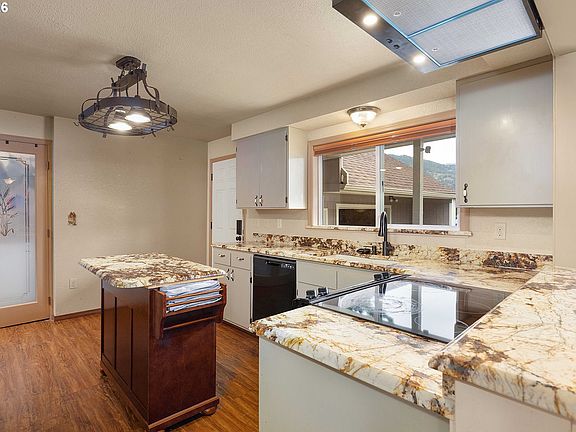5th image of 330 SE Neal Ln
