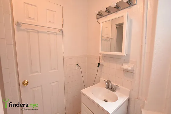 Rented by Clove Realty LLC | media 11