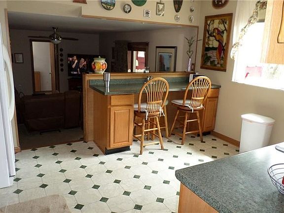 5th image of 2862 Hastings Ave
