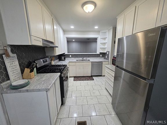 4th image of 2722 Geneva St