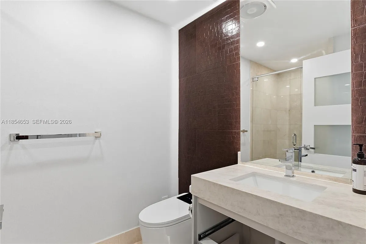 Building Photo - 17875 Collins Ave #705
