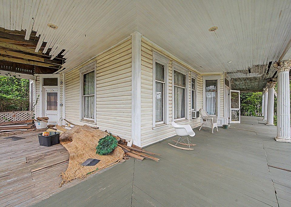 31st image of 216 Stonewall St SE