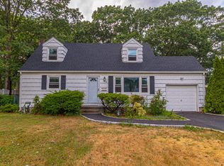 1110 Oakneck Rd, Bay Shore, NY 11706