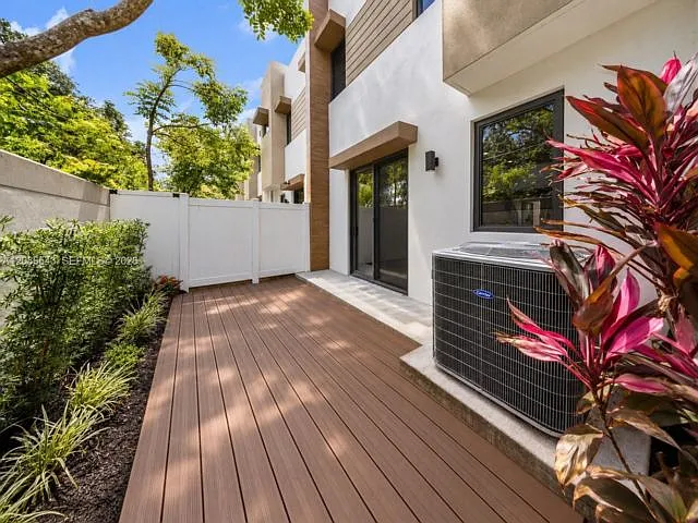 3 bed, 2.5 bath, $4,200 — Photo 4