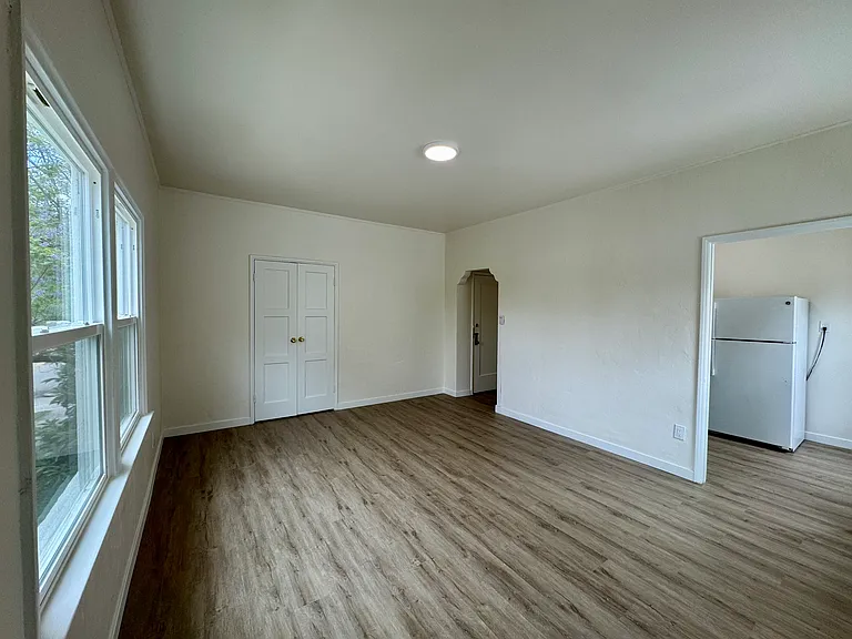 121 N La Peer Dr #6 — Photo 4