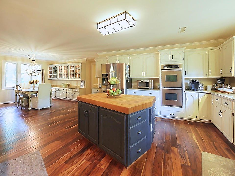 2nd image of 2200 Lark Pl