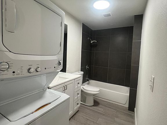 3rd image of 3899 Vanderveer Dr Unit B