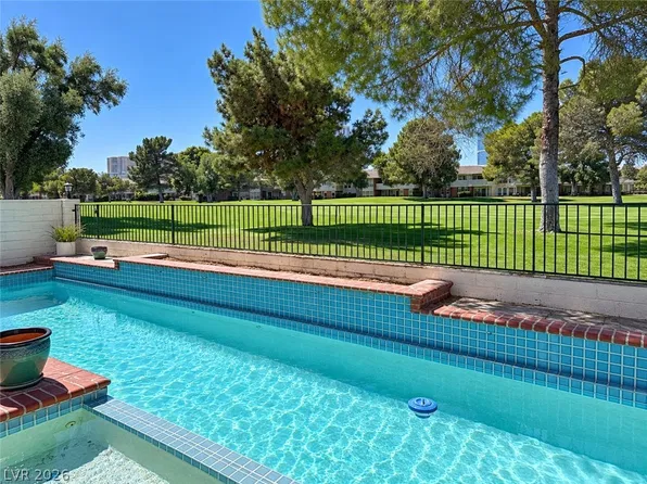 2823 Queens Courtyard Dr, Las Vegas, NV 89109