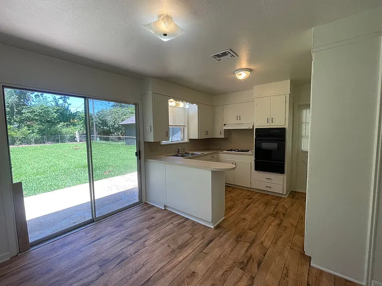 4212 Elaine St — Photo 3