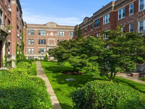 4 Greenway Ct, Brookline, MA