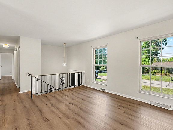 4th image of 5932 Carlton Dr