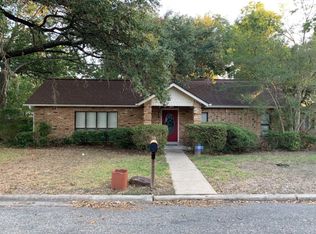 214 E Crockett St, Luling, TX 78648