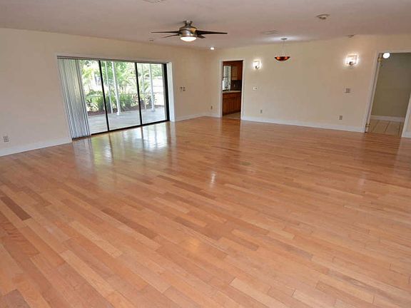 5th image of 750 SE Hidden River Dr