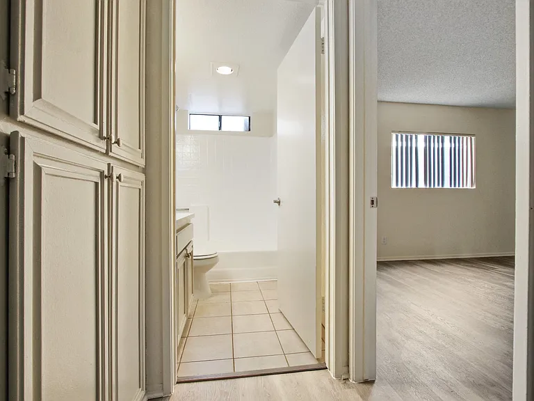11325 Morrison St — Photo 104