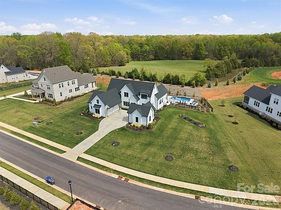2nd image of 1124 Mesa Way