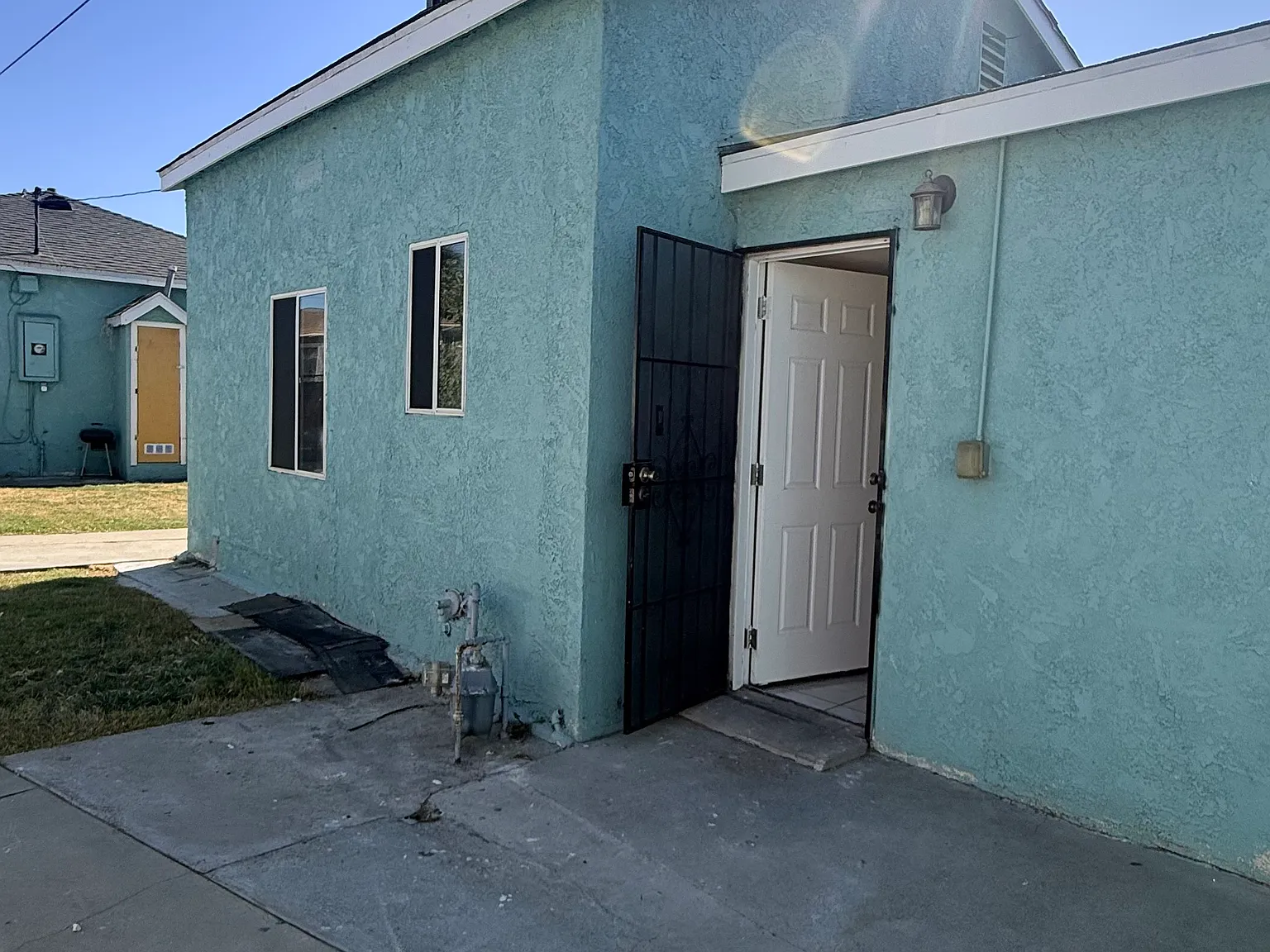 E 55th St, Long Beach — Photo 1