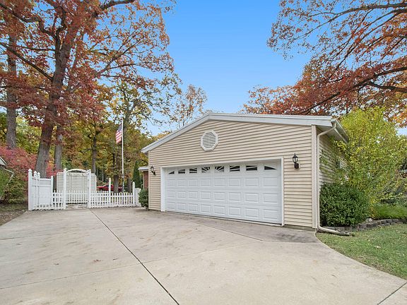3rd image of 44 Woodmer Ln