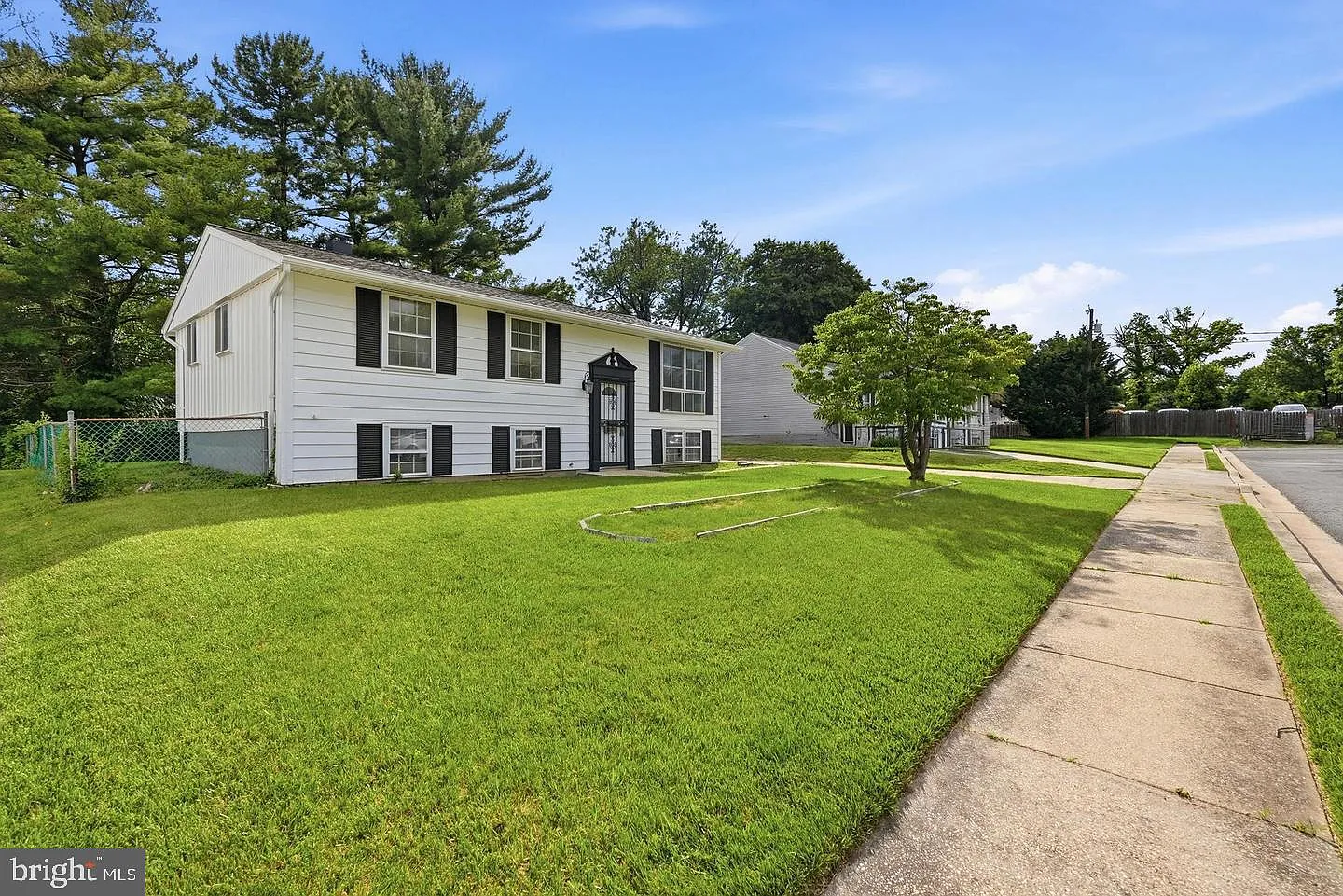 5 bed, 2.0 bath, 1625 sqft, $3,250 — Photo 3