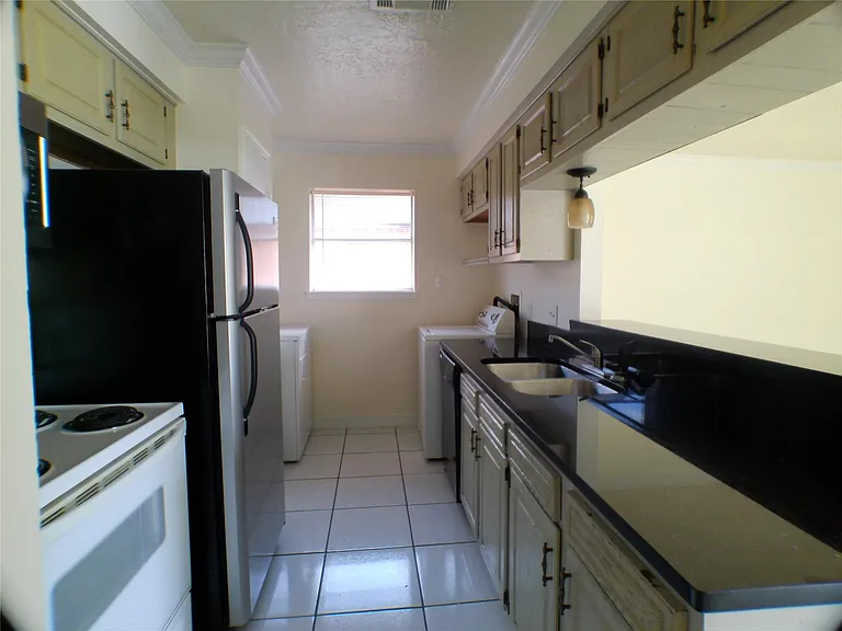6350 Crestside Dr — Photo 2