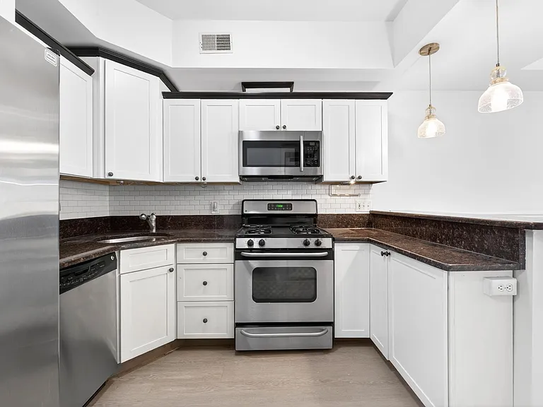 258 Pine St #2R — Photo 2