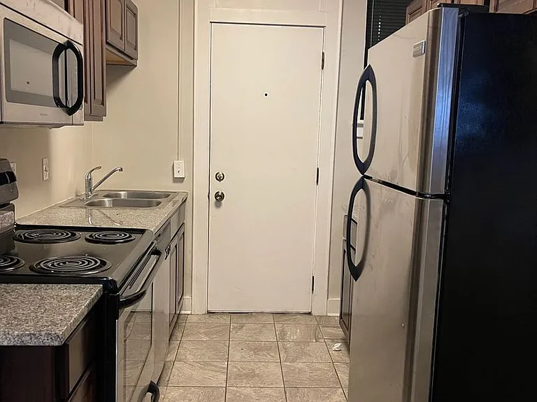 3302 Burt St — Photo 6