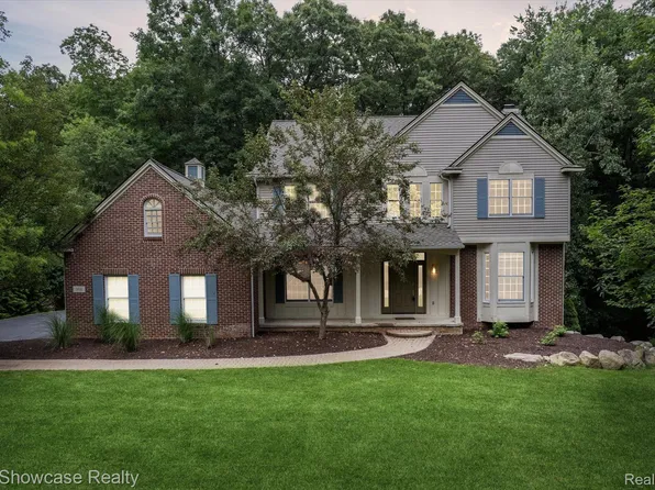 564 Timber Ridge Dr, Highland, MI 48357