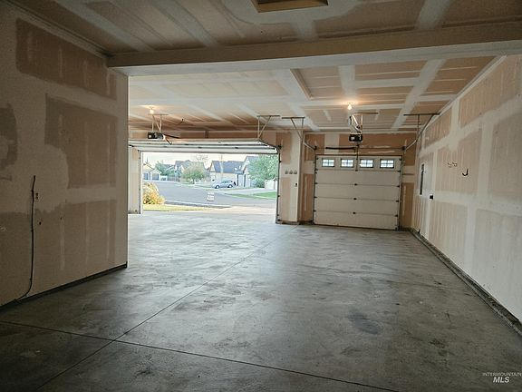 5th image of 296 Sycamore St