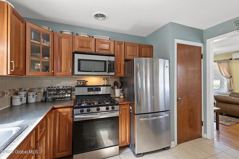 4th image of 27 Parkwood Drive