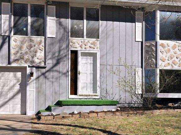 3rd image of 302 Woodridge Ct