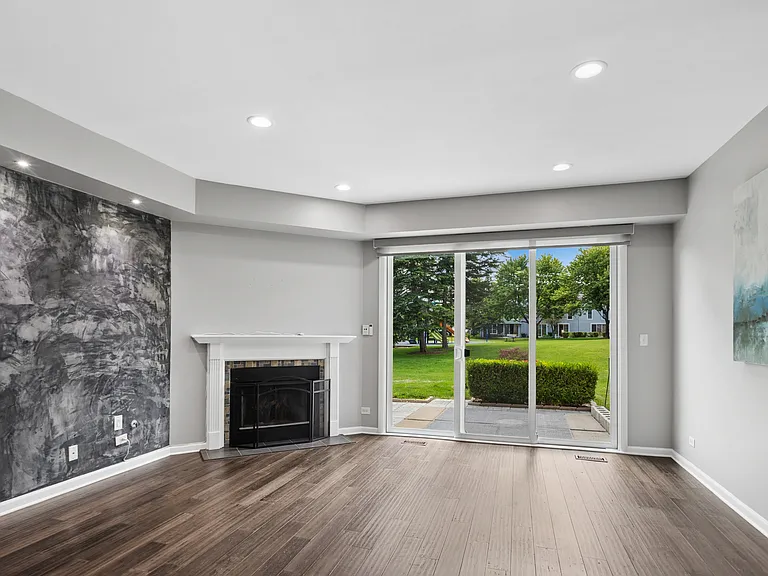 1264 Cranbrook Dr — Photo 2